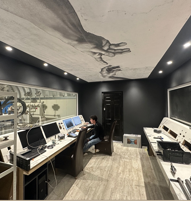 Planet Sculpture Stevie in 'Mission Control'