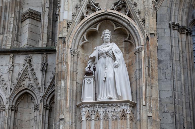 The statue of The Queen at York Minster