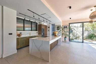 Stone Italiana's Marmorea engineered quartz in a modern kitchen